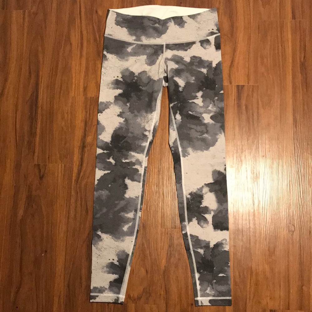 EUC Lululemon Wunder Under Floral Platoon